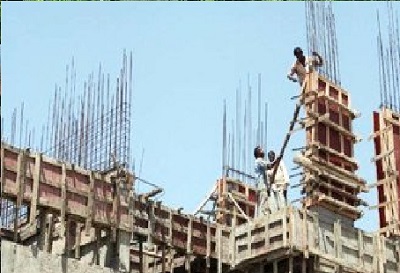 Rising prices of construction materials due to fuel price hike | पंपावर इंधन तसं साइटवर सिमेंट महागलं !, बांधकामाच्या खर्चात झाली वाढ