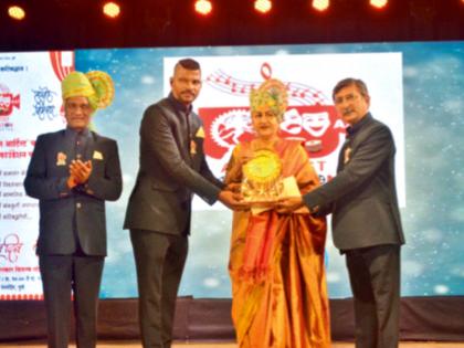 विजय पाटकर, अमृता राव यांचा ‘ऑल आर्टिस्ट’कडून सन्मान - Marathi News | Vijay Patkar, Amrita Rao honored by 'All Artists' | Latest News at Lokmat.com