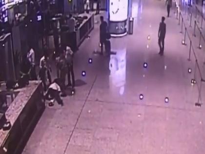 CISF personnel saved the life of a passenger who fell down due to cardiac arrest at Domestic Terminal of Mumbai Airport | VIDEO : सीआयएसएफच्या जवानाने हृदयविकाराचा झटका आलेल्या प्रवाशाचे वाचविले प्राण