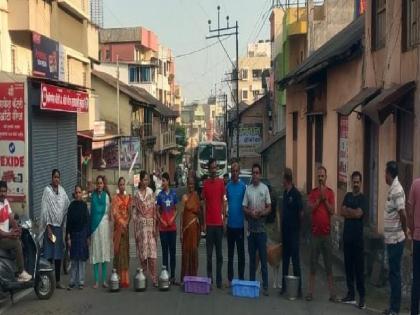 Block the way of citizens by taking empty pots on the issue of water scarcity in Satara | साताऱ्यात पाणीटंचाई; रिकामी भांडी घेऊन नागरिक रस्त्यावर