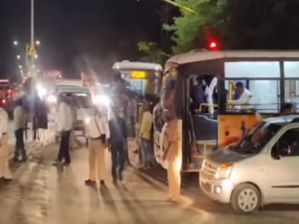 In Chhatrapati Samabhajinagar Alcoholic stole city bus key at knifepoint; Traffic stopped for half an hour | Video: दारूड्याने भररस्त्यात चाकूच्या धाकावर बसची चावी पळवली; अर्धा तास वाहतूक ठप्प