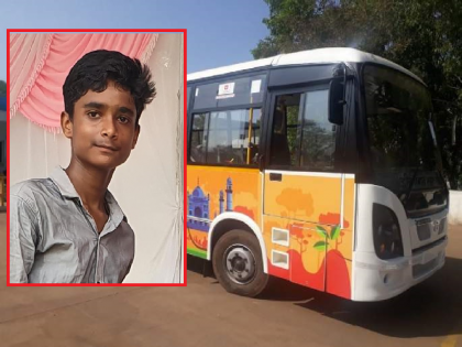 Sticking head out of a city bus cost life; Class 9 student died on the spot in Aurangabad | सिटी बसमधून डोके बाहेर काढणे जीवावर बेतले; ९ वीतील विद्यार्थ्याचा जागीच मृत्यू