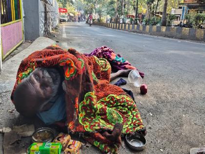 severe cold the old man was brought from the car and left in front of the civil in Satara | माणुसकी हरवली!, कडाक्याच्या थंडीत वृद्धाला कारमधून आणून सिव्हिलसमोर सोडलं, साताऱ्यातील प्रकार