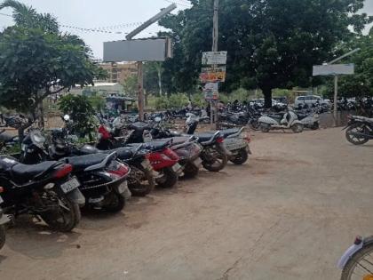 Crowded stations, trains... Traffic chaos outside! Passengers are in a state of panic due to the administration's negligence | स्टेशन, ट्रेनमध्ये गर्दी... बाहेर वाहतुकीचा गोंधळ! प्रशासनाच्या दुर्लक्षामुळे प्रवाशांची उडते त्रेधातिरपीट Crowded stations, trains... Traffic chaos outside! Passengers are in a state of panic due to the administration's negligence | स्टेशन, ट्रेनमध्ये गर्दी... बाहेर वाहतुकीचा गोंधळ! प्रशासनाच्या दुर्लक्षामुळे प्रवाशांची उडते त्रेधातिरपीट
