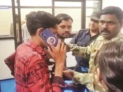 Argument over saline injection; Relatives beat up doctors at district hospital | सलाईन लावण्यावरून वाद; जिल्हा रुग्णालयात डाॅक्टरांना नातेवाइकाची मारहाण Argument over saline injection; Relatives beat up doctors at district hospital | सलाईन लावण्यावरून वाद; जिल्हा रुग्णालयात डाॅक्टरांना नातेवाइकाची मारहाण