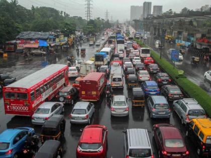 Cars release smoke, Mumbaikars become careless; Three thousand vehicles without PUC were found last year | गाड्या सोडतात धूर,तर मुंबईकर झालेत बेफिकीर; गेल्या वर्षी आढळली तीन हजार पीयूसीविना वाहने