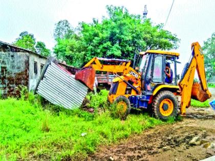 Unauthorized constructions removed, Public Works Department's action | अनधिकृत बांधकामे हटविली, सार्वजनिक बांधकाम विभागाची कारवाई