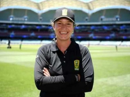 Women's cricket umpire in men's match, see the video | पुरुषांच्या क्रिकेटमध्ये महिला अंपायर, पाहा हा व्हिडीओ