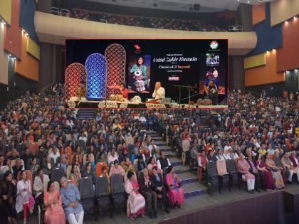 Ustad Zakir Hussain, violinist brothers Ganesh and Kumaresh, percussionist and composer V. Selvaganesh 'Classical and Beyond' program at Nagpur | जुगलबंदीने हरपले भान, रसिकांनी घेतली तालसंगमाची अद्भुत अनुभूती!