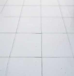 पांढरी शुभ्र फरशी दिसायला लागली डागाळलेली? स्वच्छतेची अगदी सोपी पद्धत, फरशी दिसेल शुभ्र