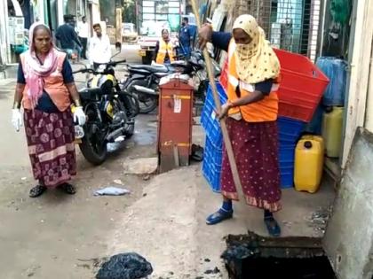 Workers protested against the Deputy Commissioner in the Municipal Corporation due to the joining of women to clean the drains | नालेसफाईसाठी महिलांना जुंपल्याने श्रमजीवीची महापालिकेत उपायुक्तांविरुद्ध निदर्शने 