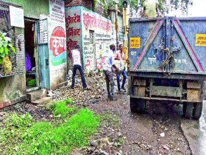 Wasting of streets | रस्त्यातच भिरकावतात कचरा, नागरिकांचे प्रबोधन करूनही फायदा होत नाही