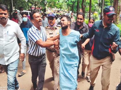 the young man nakedness in the college premises In Satara | साताऱ्यात कॉलेज परिसरामध्ये तरुणाचा नग्नावस्थेत धिंगाणा, अचानक घडलेल्या प्रकाराने सारेच अवाक्