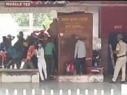 agneepath scheme agitator'd video went viral youths were seen looting goods | Agneepath Scheme: अग्निपथ योजनेला विरोध करणाऱ्या आंदोलकांची दुकानात लुटालूट; रेल्वे स्टेशनवरील VIDEO व्हायरल