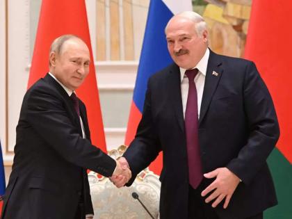 Belarus President alexander lukashenko Meets Putin Behind Closed Doors; As soon as he left, his condition worsened, he was admitted to the hospital may poisoned | बेलारूसच्या राष्ट्रपतींनी बंद दाराआड घेतली पुतिन यांची भेट; निघताच प्रकृती बिघडली, रुग्णालयात दाखल! देण्यात आलं विष?