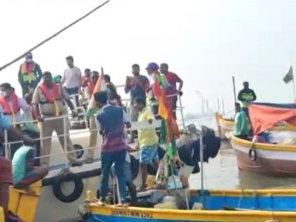 Fishermen stop the work on Coastal Road at Worli Koliwada | वरळी कोळीवाड्यातील  कोस्टल रोडचे काम मच्छिमारांनी पुन्हा बंद पाडले