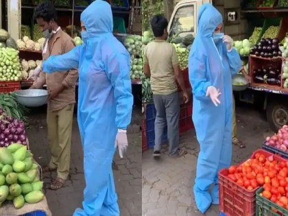 Video Rakhi sawant seen vegetable shopping in ppe suit | Video: स्टार्समध्येही कोरोनाची दहशत, चक्क पीपीई सूट घालून भाजी-पाला खरेदीसाठी बाहेर पडली 'ही' अभिनेत्री