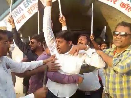 Shiv Sainiks show black flags to Union minister Kapil Patil in Badlapur | बदलापूरमध्ये केंद्रीय मंत्र्याला शिवसैनिकांनी दाखविले काळे झेंडे