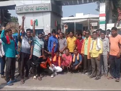 Strike of Cleaners in Khamgaon | खामगावात घंटागाडी कामगारांचे कामबंद आंदोलन