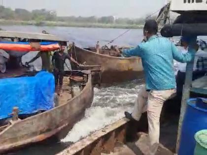 Action taken against illegal sand dredgers in Kalyan-Dombivali creek | कल्याण-डोंबिवलीच्या खाडीत थरार; बोटीनं पाठलाग करत अवैध रेती उपसा करणाऱ्यांवर धडक कारवाई