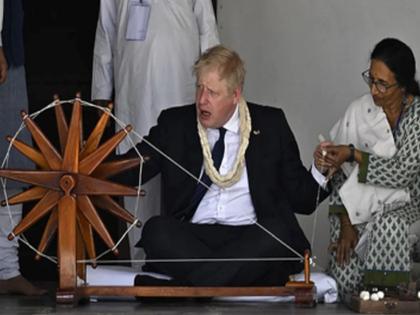 British PM Johnson visits Sabarmati Ashram; Spinning yarn on a spinning wheel | ब्रिटनचे पंतप्रधान जॉन्सन यांची साबरमती आश्रमाला भेट; चरख्यावर केली सूत कताई; प्रथमच एका ब्रिटिश पंतप्रधानांची भेट