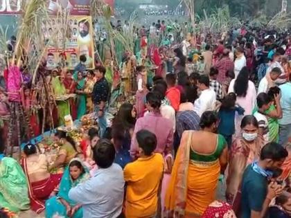 Large crowd in Thane lake area due to Chhatpuja | छटपुजेनिमित्त ठाण्यातील तलाव परिसरात मोठी गर्दी; कोरोनाचे नियम धाब्यावर