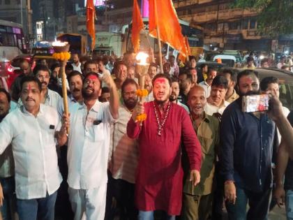 Uddhav Thackeray-led Shiv Sena gets new election symbol The Thackeray group in Kalyan celebrated with torches | अरे पुन्हा शिवसेनेच्या पेटल्या मशाली; कल्याणमधील ठाकरे गटाने हातात मशाली घेऊन साजरा केला आनंद  