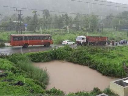 Rain showers in some parts of Raigad district | रायगड जिल्ह्याच्या काही भागांत पावसाच्या सरी; ऑरेंज अलर्ट जारी