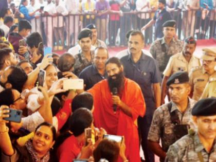 Women don't dress like me but look good; Ramdev Baba's tongue slipped in the yoga camp | महिलांनी माझ्यासारखे कपडे घातले नाही तरी चांगल्या दिसतात; योगशिबिरात रामदेव बाबांची जीभ घसरली