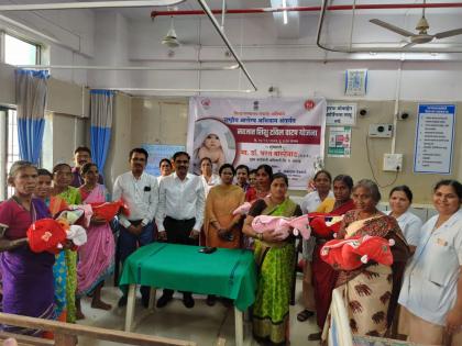 An innovative initiative to distribute towels to new-born babies in district hospitals | जिल्हा रुग्णालयात नवजात बालकांकरिता टॉवेल वाटपाचा नाविन्यपूर्ण उपक्रम    