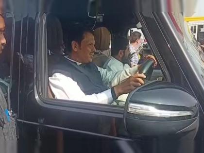 Chief Minister-Deputy Chief Minister inspected Samriddhi Highway in Wardha district, Fadnavis himself drove the car | मुख्यमंत्री-उपमुख्यमंत्र्यांनी वर्धा जिल्ह्यात केली समृद्धी महामार्गाची पाहणी, फडणवीसांनी स्वतः चालवली गाडी