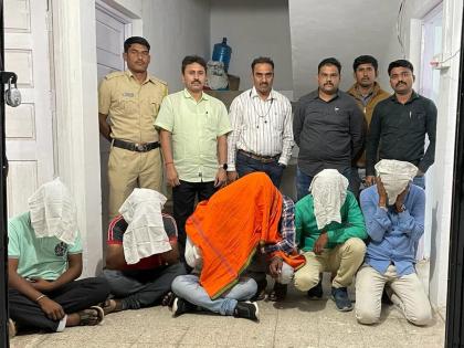 raids on hotels, dhabas; 20 people arrested | हॉटेल, ढाब्यावर पथकाच्या धाडी; २० जणांना अटक; दोन ढाबा चालकांना ५० हजारांचा दंड