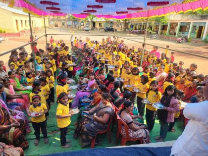 special activity children worshiped their mothers on Women's Day | वेगळा उपक्रम; अन् महिला दिनी मुलांनी केली आपल्या आईंची पूजा