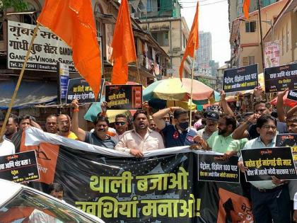 Thali Bajaw agitation by Yuvasena against inflation in Grant Road; BJP protested by distributing laddu | ग्रँटरोडमध्ये महागाईविरोधात युवासेनेकडून थाळी बाजाव आंदोलन; लाडू वाटून भाजपचा केला निषेध