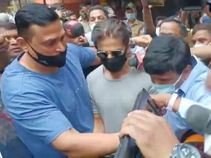 Aryan Khan Drugs Case Shahrukh Khan wins hearts as he acknowledges fans outside Arthur Road jail video viral | Aryan Khan Drugs Case : आर्थर रोड कारागृहात शाहरुखने चाहत्यांना हात जोडून केला नमस्कार; VIDEO व्हायरल