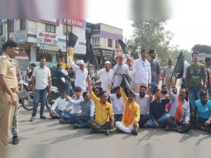 Loud sloganeering by Hindu organizations against Jitendra Awada; Road stop on Nashik-Pune highway | हिंदुत्ववादी संघटनांकडून जितेंद्र आव्हाडां विरोधात जोरदार घोषणाबाजी; नाशिक-पुणे महामार्गावर रस्ता रोको