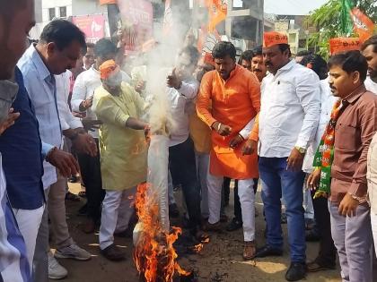 BJP protests against Pakistan on behalf of Solapur city; Bilawal Bhutto's effigy was burnt | भाजप सोलापूर शहराच्यावतीने पाकिस्तानविरोधात आंदोलन; बिलावल भुट्टो यांचा पुतळा जाळला