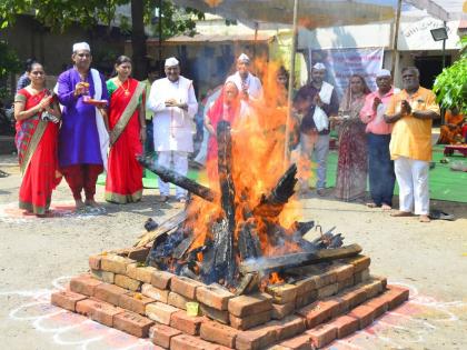 Dilapidated chariots in Pimprala dedicated to the Panchamahabhutas | पिंप्राळ्यातील जीर्ण रथ पंचमहाभूतांना समर्पित