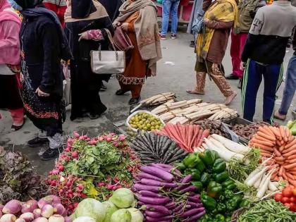 hit by strike; Low intake of spices with grains; Increase in prices of peas and tomatoes, cabbage | संपाचा फटका; धान्यासह मसाल्याची आवक कमी; वाटाणा आणि टोमॅटो, कोबीच्या दरात वाढ