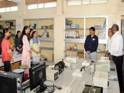 The 'NAC' committee interacted with ex-students Present students and researchers and visited various departments in Kavayitri Bahinabai Chaudhari North Maharashtra University | आजी, माजी, संशोधक विद्यार्थ्यांशी 'नॅक' समितीने साधला संवाद, विविध विभागांनाही दिल्या भेटी