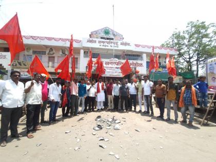 Ghagr's inverted pylon on Mohol Municipal Council A unique agitation for water demand | मोहोळ नगरपरिषदेवर घागरीचं उलटं तोरण; पाण्याच्या मागणीसाठी अनोखे आंदोलन