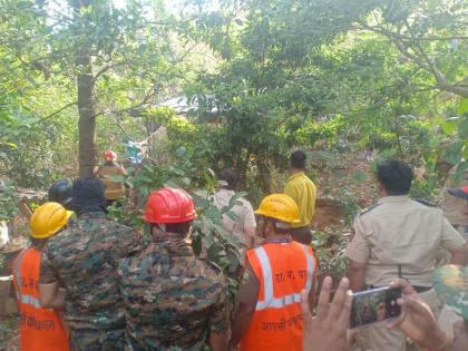 Police mock drills in Wagle Estate and Kopri in Thane; Rescued people trapped by the landslide | ठाण्यातील वागळे इस्टेट आणि कोपरीमध्ये पोलिसांचे मॉकड्रील; दरड कोसळल्याने अडकलेल्या लोकांना वाचविले