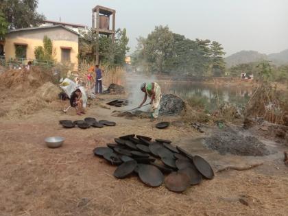 Tourists are attracted by Chirner's pottery, best days for businessmen | चिरनेरच्या मातीच्या भांड्यांची पर्यटकांना भुरळ, व्यावसायिकांना सुगीचे दिवस!