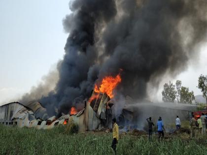 Furniture burned to ashes in a fierce fire at a furniture showroom; | फर्निचर शोरूमला लागलेल्या भीषण आगीत फर्निचर जळून खाक; कोट्यवधीचं नुकसान