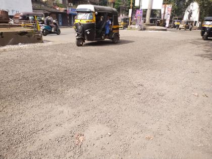 Paving works are a headache, the sand is separated from the asphalt within a few hours; Citizens suffer from dust | थूंकपट्टीची कामे ठरताहेत डोकेदुखी, डांबरातून काही तासांतच वाळू झाली वेगळी; धुळधाणीने नागरिक त्रस्त