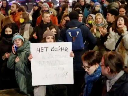 Russia Ukraine war Russia Ukraine Crisis protest in Russia against Vladimir Putin action on ukraine | Russia Ukraine War : पुतिन यांच्याविरोधात रशियातच ठिकठिकाणी ऊग्र आंदोलन, राजधानीसह 53 शहरांत लोक रस्त्यावर