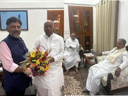 Congress Formula ready Siddaramaiah become CM and D K Shivakumar Deputy Chief Minister | सिद्धरामय्यांकडेच देणार धुरा! काँग्रेसचा फॉर्म्युला तयार; डी. के. शिवकुमार यांना उपमुख्यमंत्रिपद