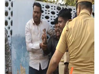 A youth who tried to self-immolate in front of the guardian minister chandrakan dada patil's convoy was detained by the police | पालकमंत्र्यांच्या ताफ्यासमोर आत्मदहन करण्याचा प्रयत्न करणाऱ्या तरुणाला पोलिसांनी घेतले ताब्यात