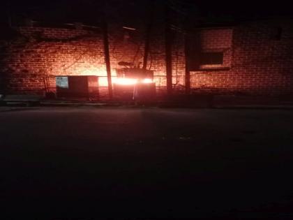 A transformer burnt near the Portuguese fort in Dahanu; Due to the vigilance of the youth, damage to the fort was avoided | डहाणूतील पोर्तुगीजकालीन किल्ल्यानजिक ट्रान्सफॉर्मर जळाला; युवकांच्या सतर्कतेने किल्याचे नुकसान टळले