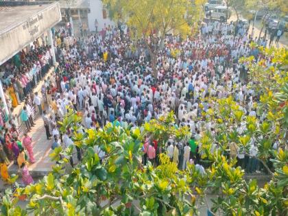 In the funeral procession of six people, all relative got deep Simultaneous cremation of Sonkhamb accident victims | मृत्यू गाठला वेशीवर, धीर कोणा कोणा देऊ! सहा जणांच्या अंत्ययात्रेत सारा गणगोत गहिवरला